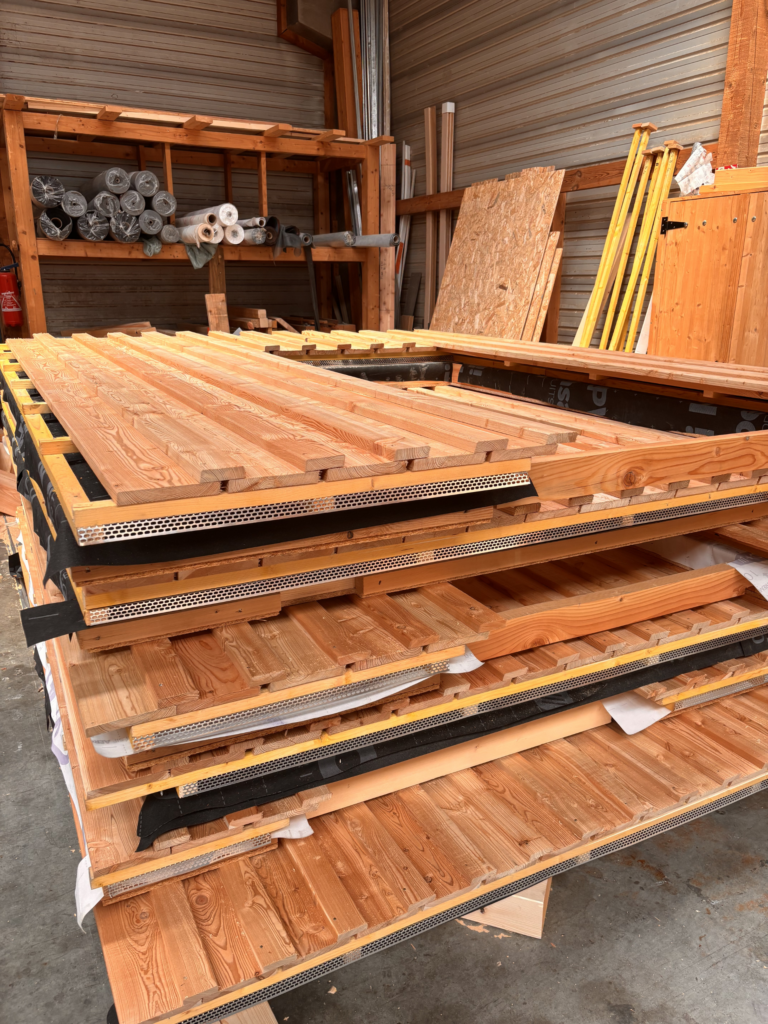 Empilement de panneaux en bois préfabriqués dans un atelier