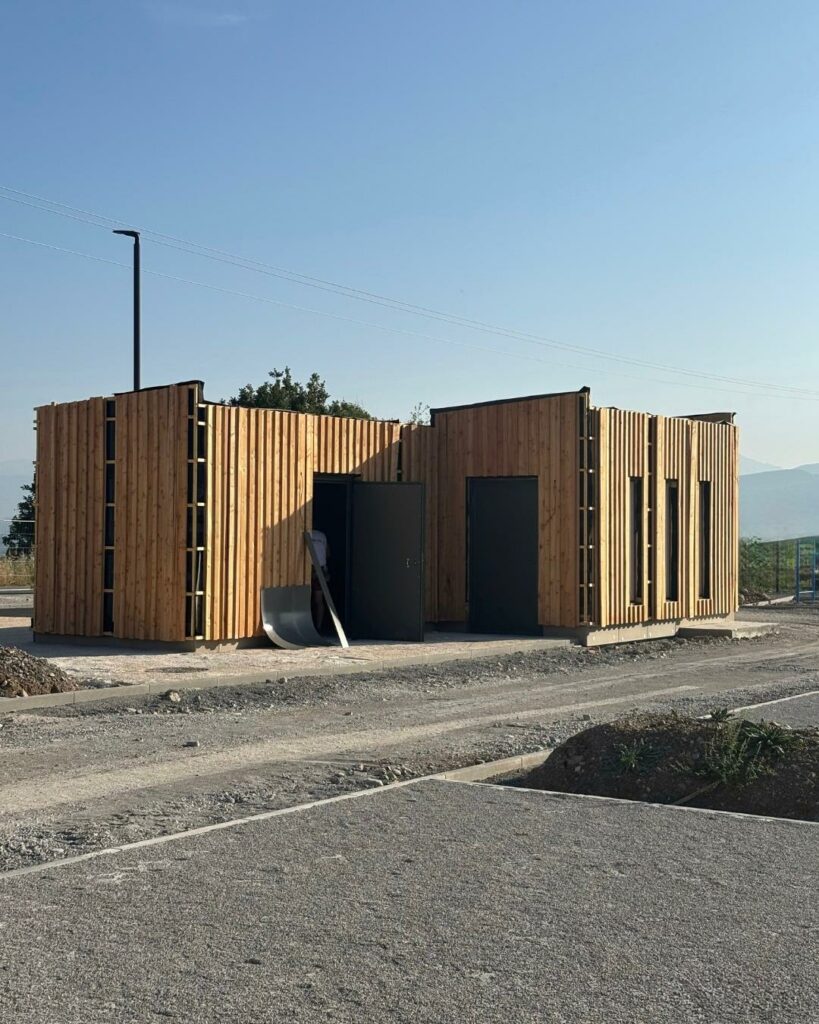 bâtiment en ossature bois installé sur un terrain aménagé.