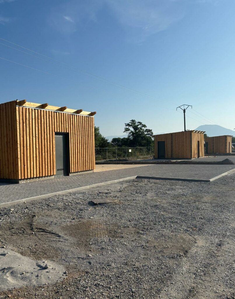 bâtiments en ossature bois installés sur un terrain aménagé.