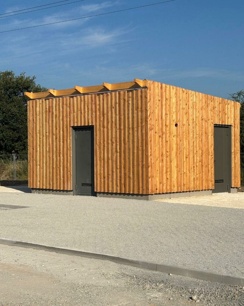 bâtiment en ossature bois installé sur un terrain aménagé.