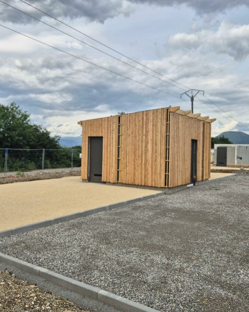 bâtiment en ossature bois installé sur un terrain aménagé.