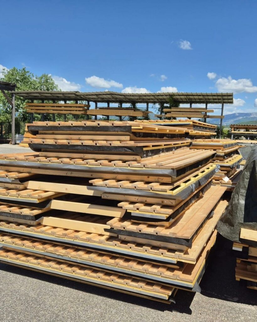 Ossatures empilées dans une cours